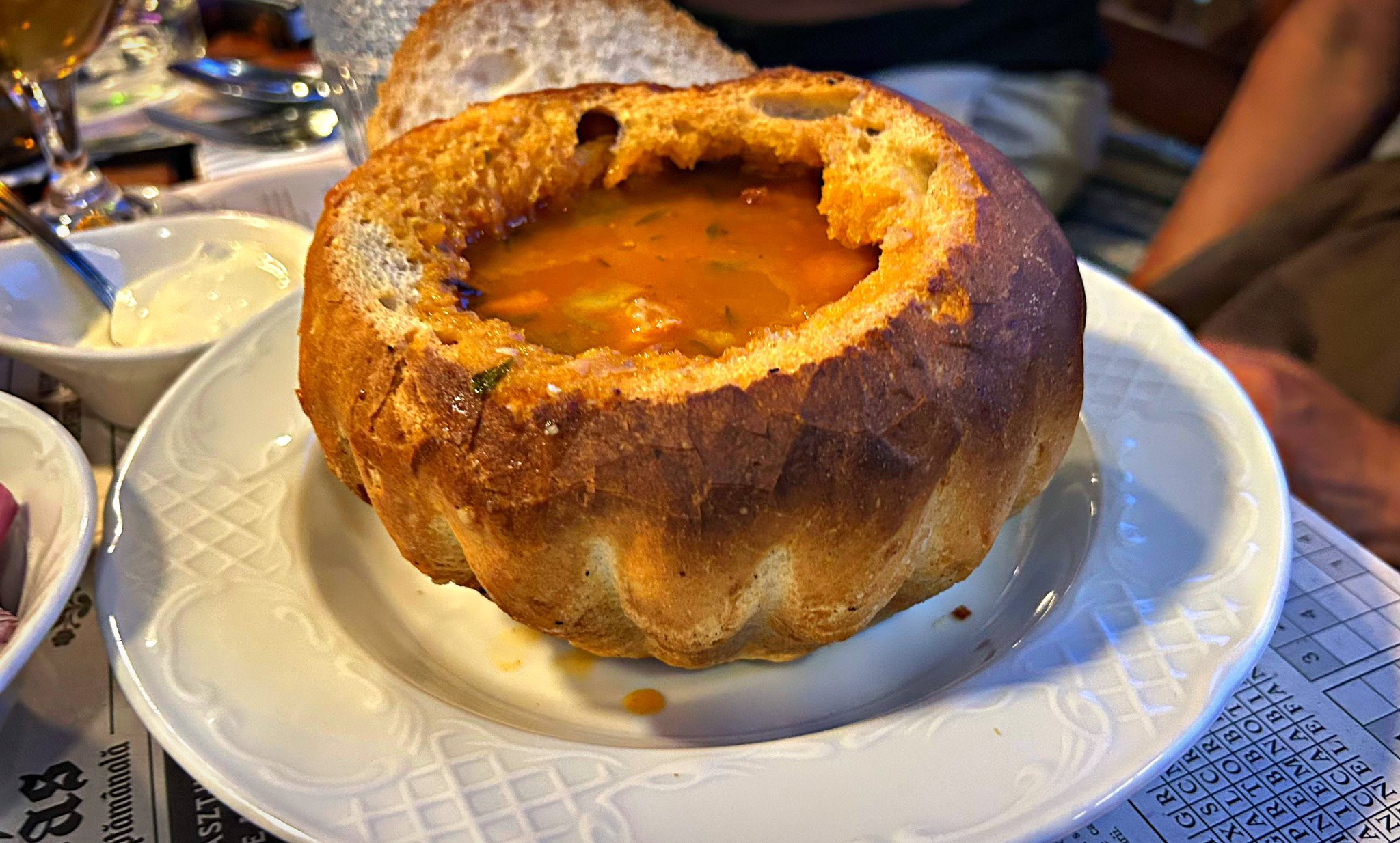 Ce-am mâncat în aventura din weekend: de la sarmale la pâine făcută cu suflet, bulz cu twist și un festin la Gerendás